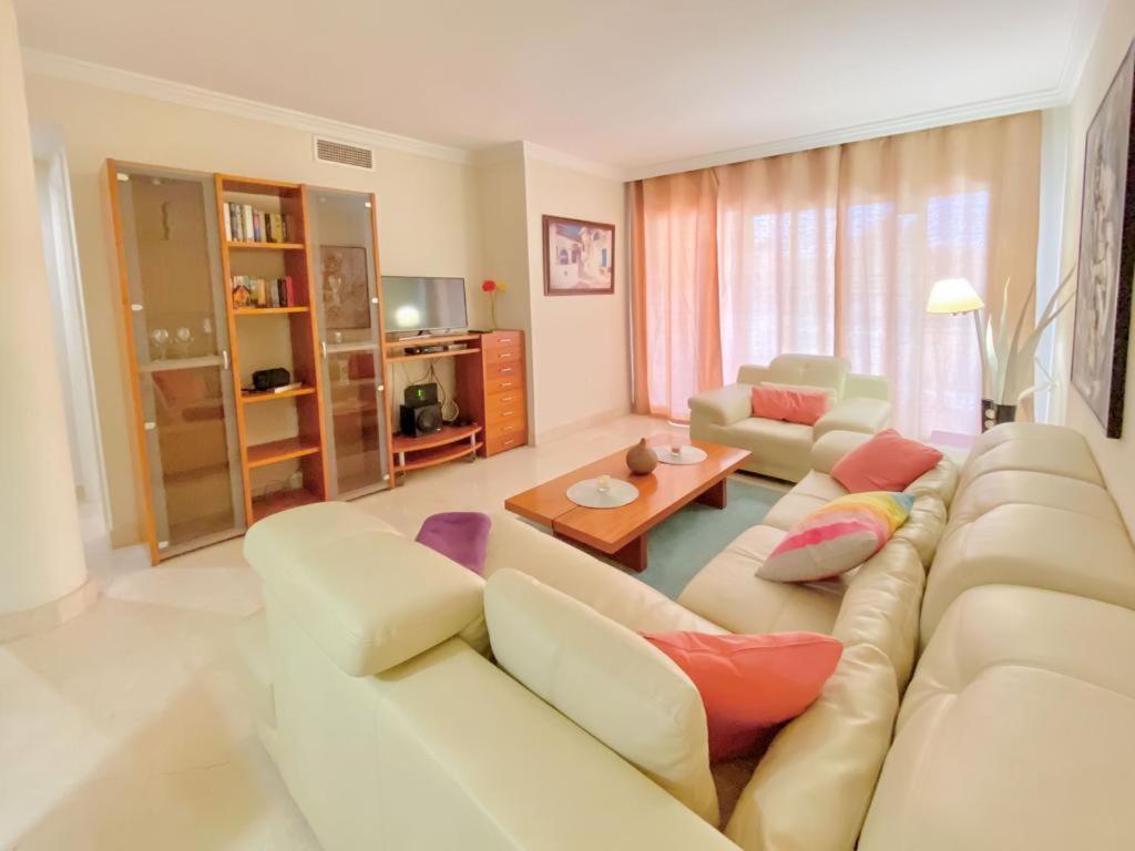 Apartamento En Los Patios De Santa Maria Golf Marbella Exteriör bild