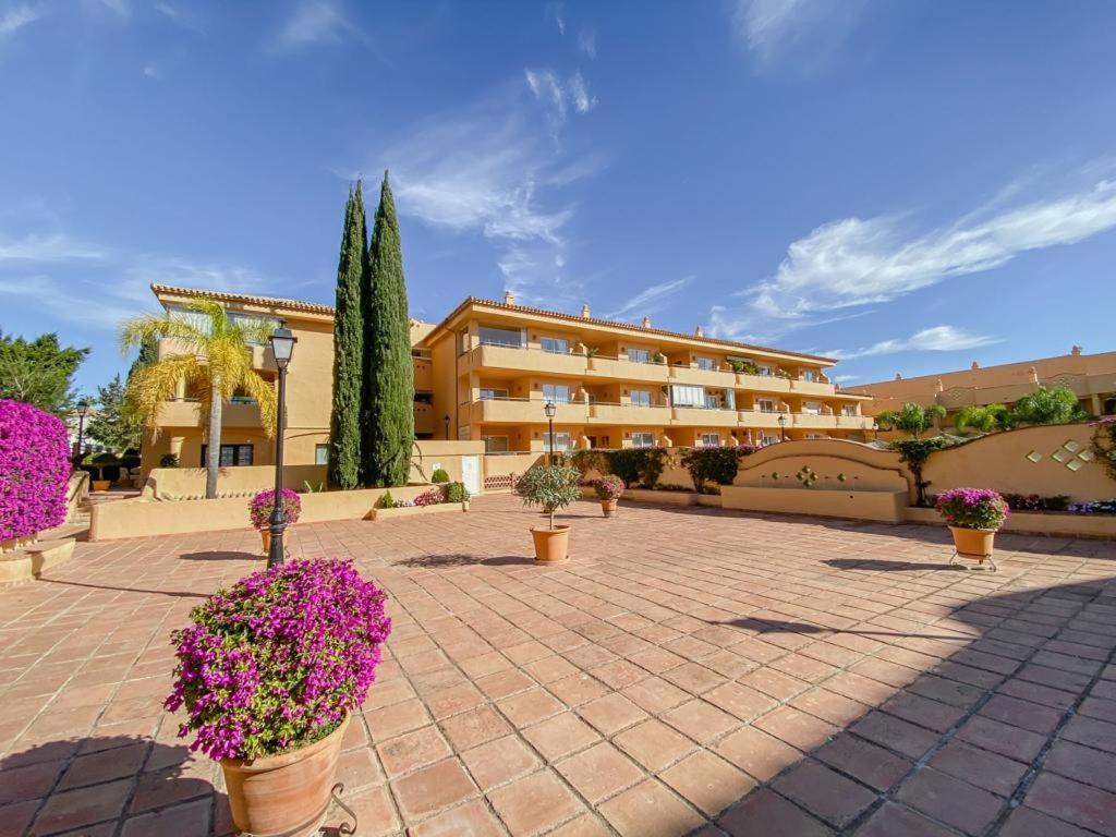 Apartamento En Los Patios De Santa Maria Golf Marbella Exteriör bild