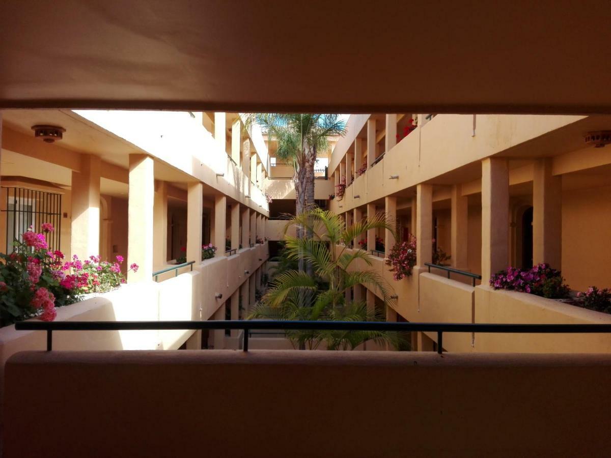 Apartamento En Los Patios De Santa Maria Golf Marbella Exteriör bild