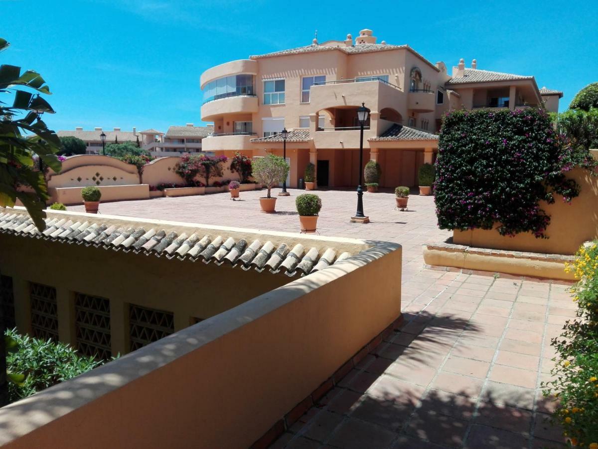 Apartamento En Los Patios De Santa Maria Golf Marbella Exteriör bild